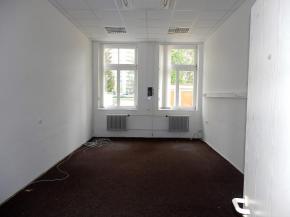 Pronjem kancele 42,3 m2 v administrativn budov nedaleko centra, esk Budjovice.
